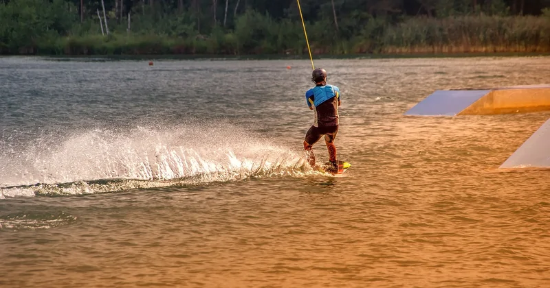 Où pratiquer les activités nautiques en famille près du lac de Chamboux ?