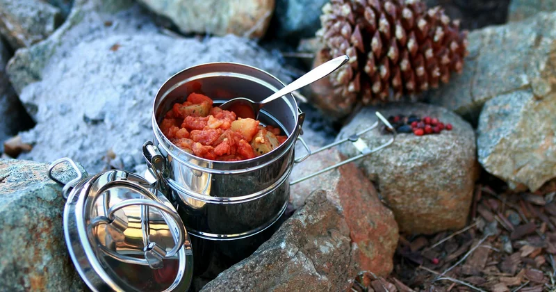 Repas camping sans frigo, sans cuisson : ce qui tient vraiment