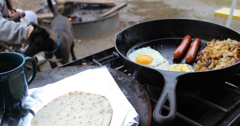 25 idées repas camping sans feu qui vont sauver vos soirées