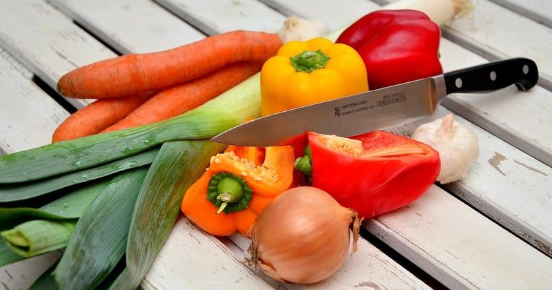 Cuisiner un repas gourmand sur un feu de camp : nos astuces de chef